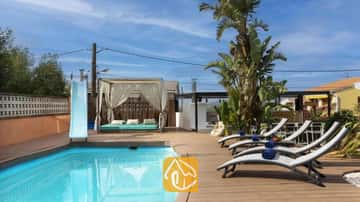 Privater Pool mit blauer Rutsche, Holzdachterrasse, grauen Sonnenliegen mit blauen Handtüchern und einer Vorhang-Cabana in der Villa Soleia.
