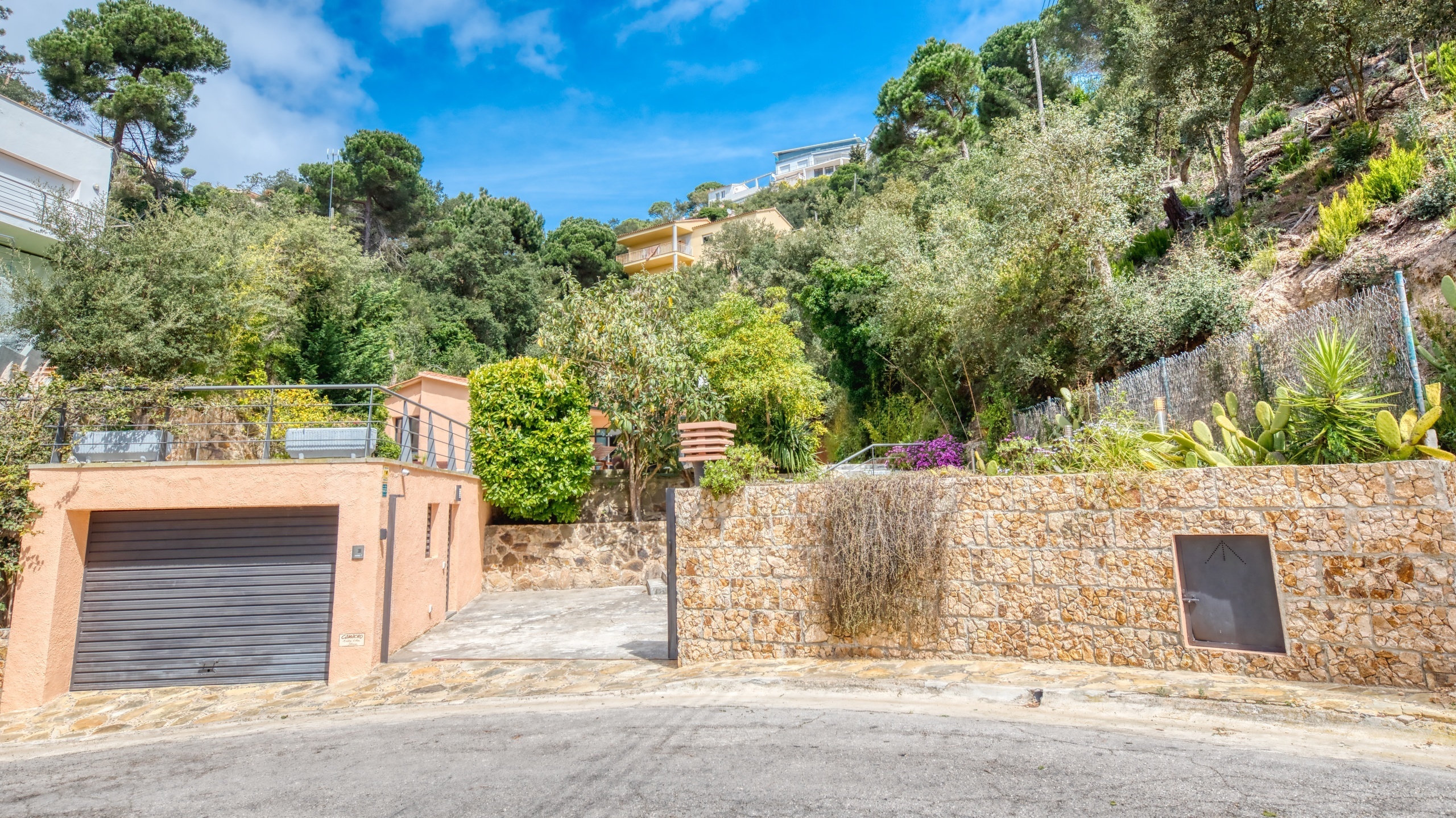Ferienhäuser Costa Brava Spanien - Villa Olivia - Street View Ankunft in der Unterkunft