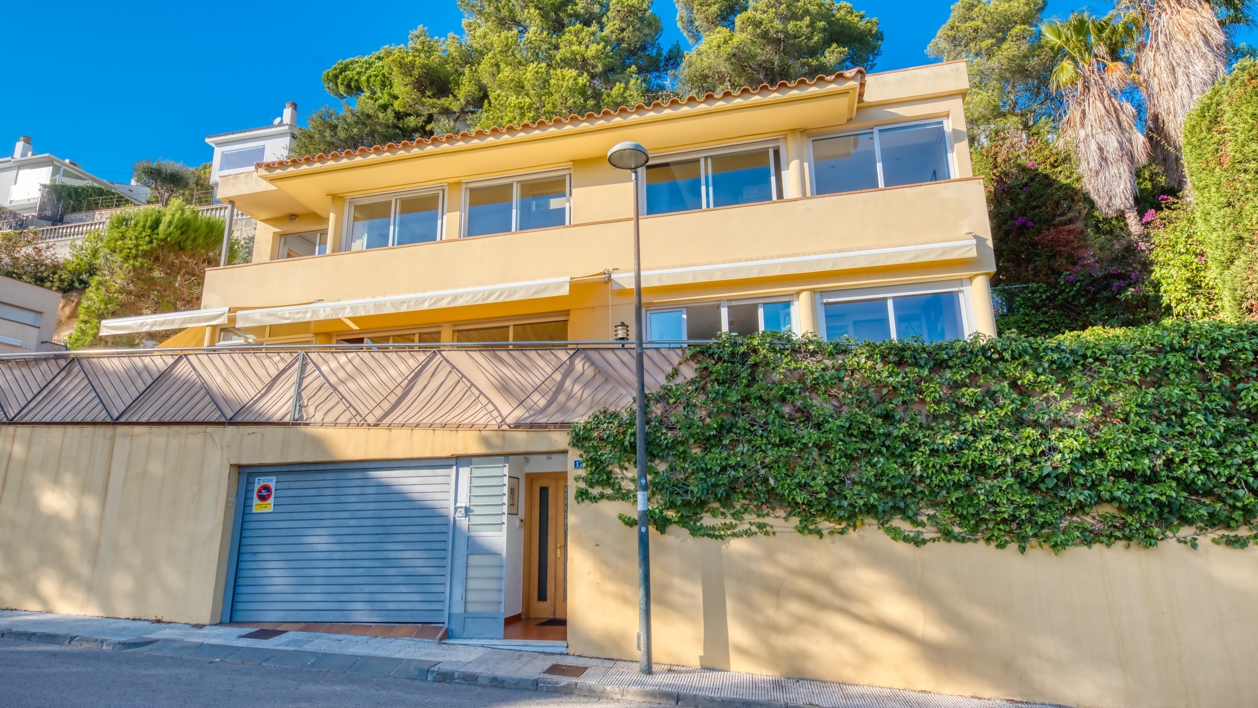 Ferienhäuser Costa Brava Spanien - Villa Santa Cristina - Street View Ankunft in der Unterkunft