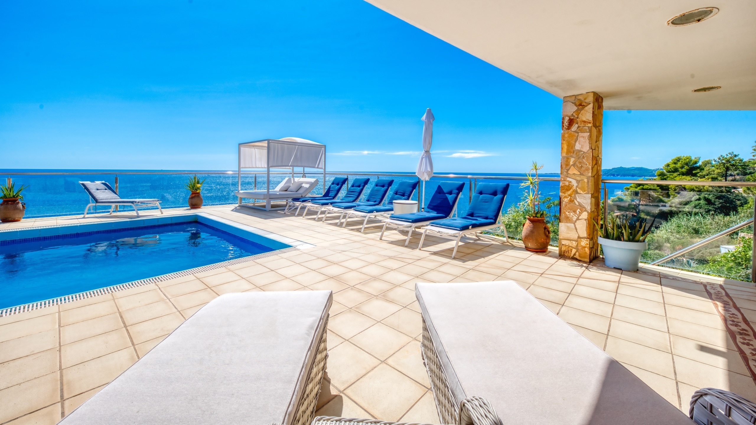 Ferienhäuser Costa Brava Spanien - Villa Infinity - Sonnenliegen