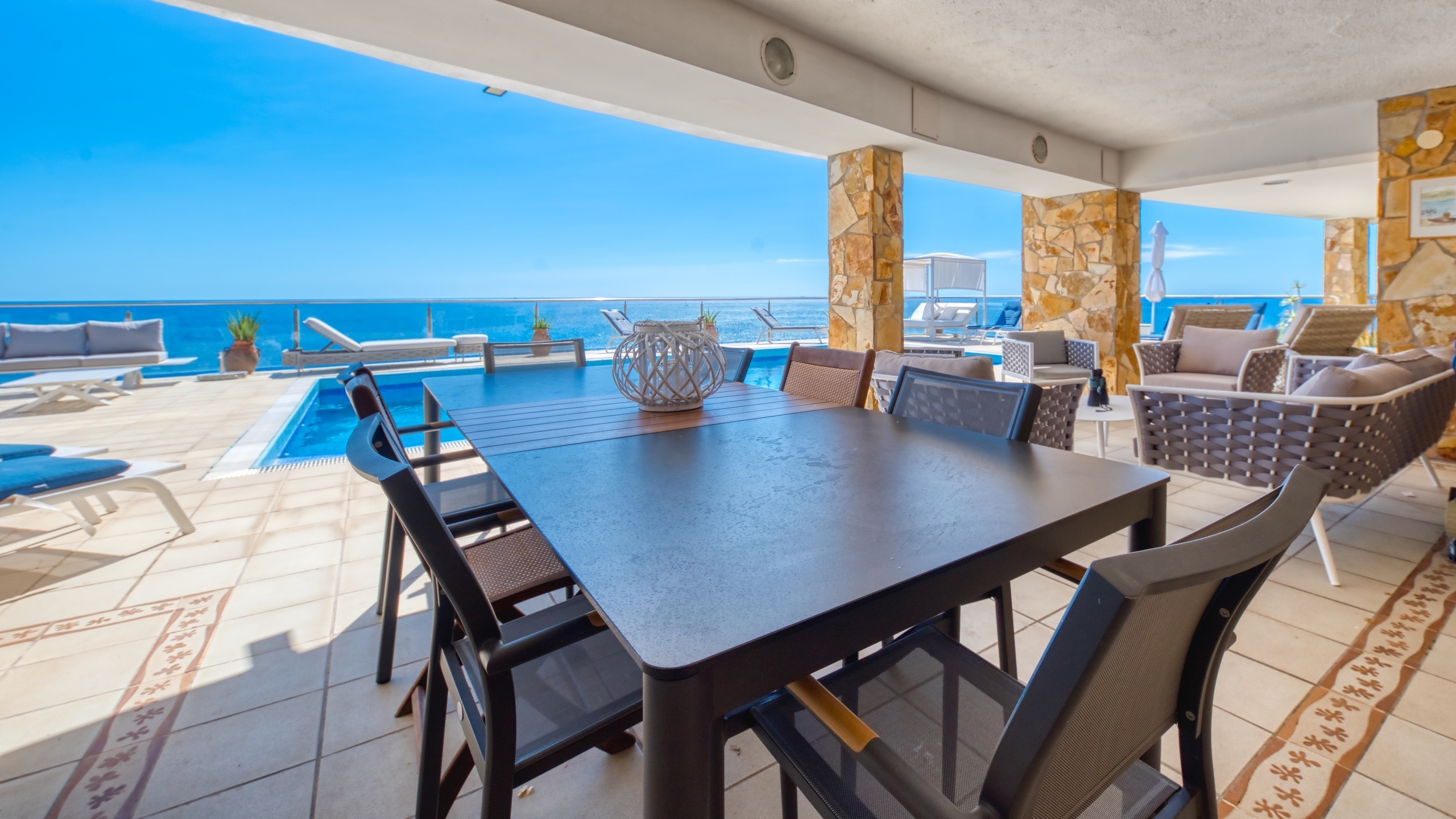 Ferienhäuser Costa Brava Spanien - Villa Infinity - Essecke