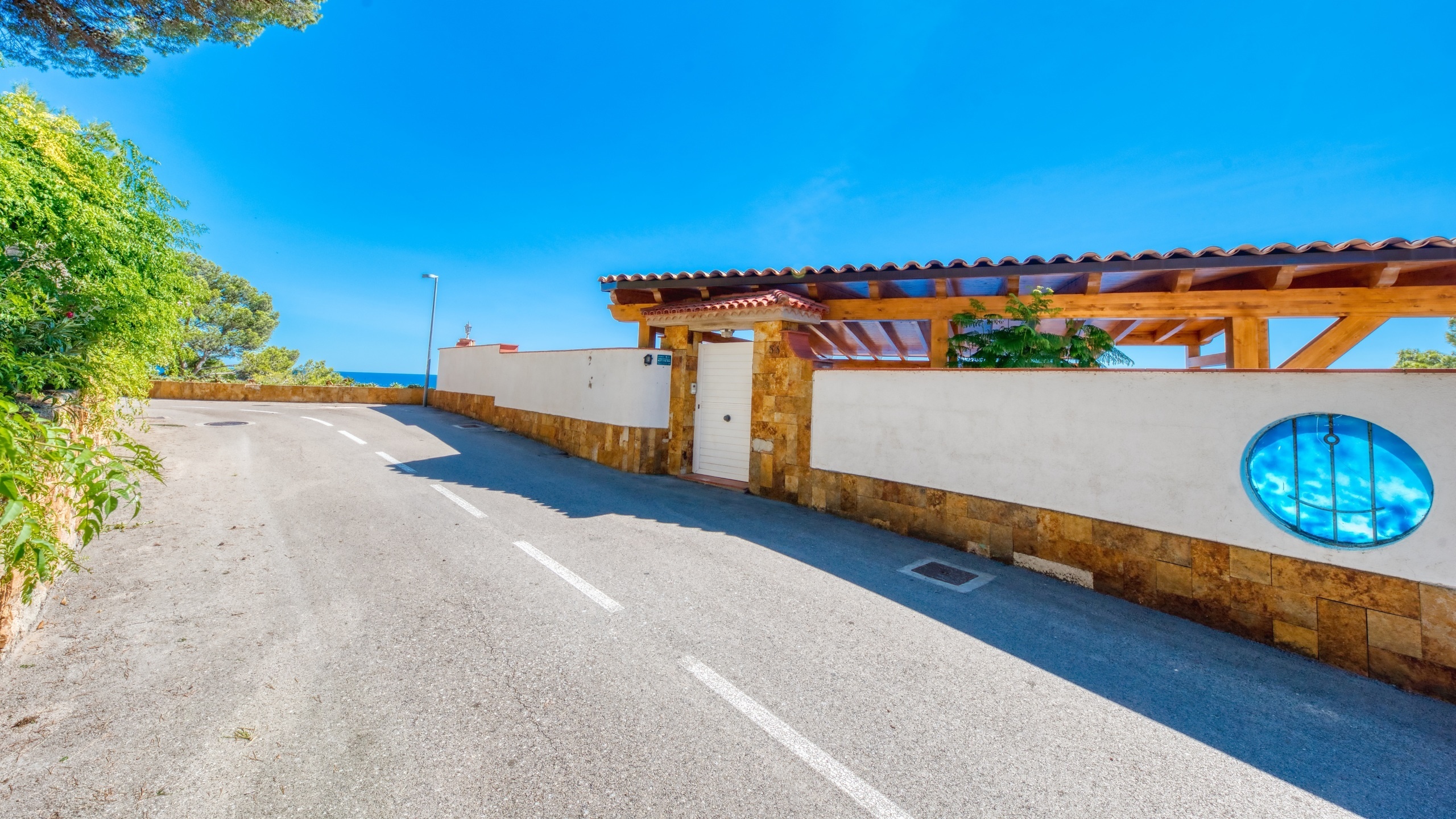 Ferienhäuser Costa Brava Spanien - Villa Infinity - Street View Ankunft in der Unterkunft