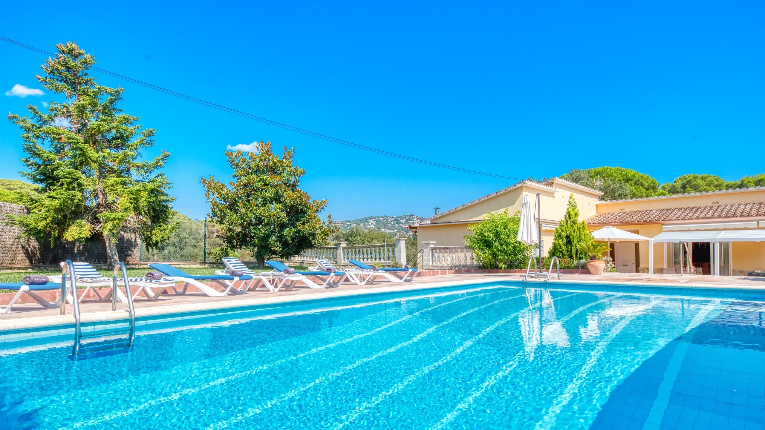 Ferienhäuser Costa Brava Spanien - Villa Miro - Sonnenliegen
