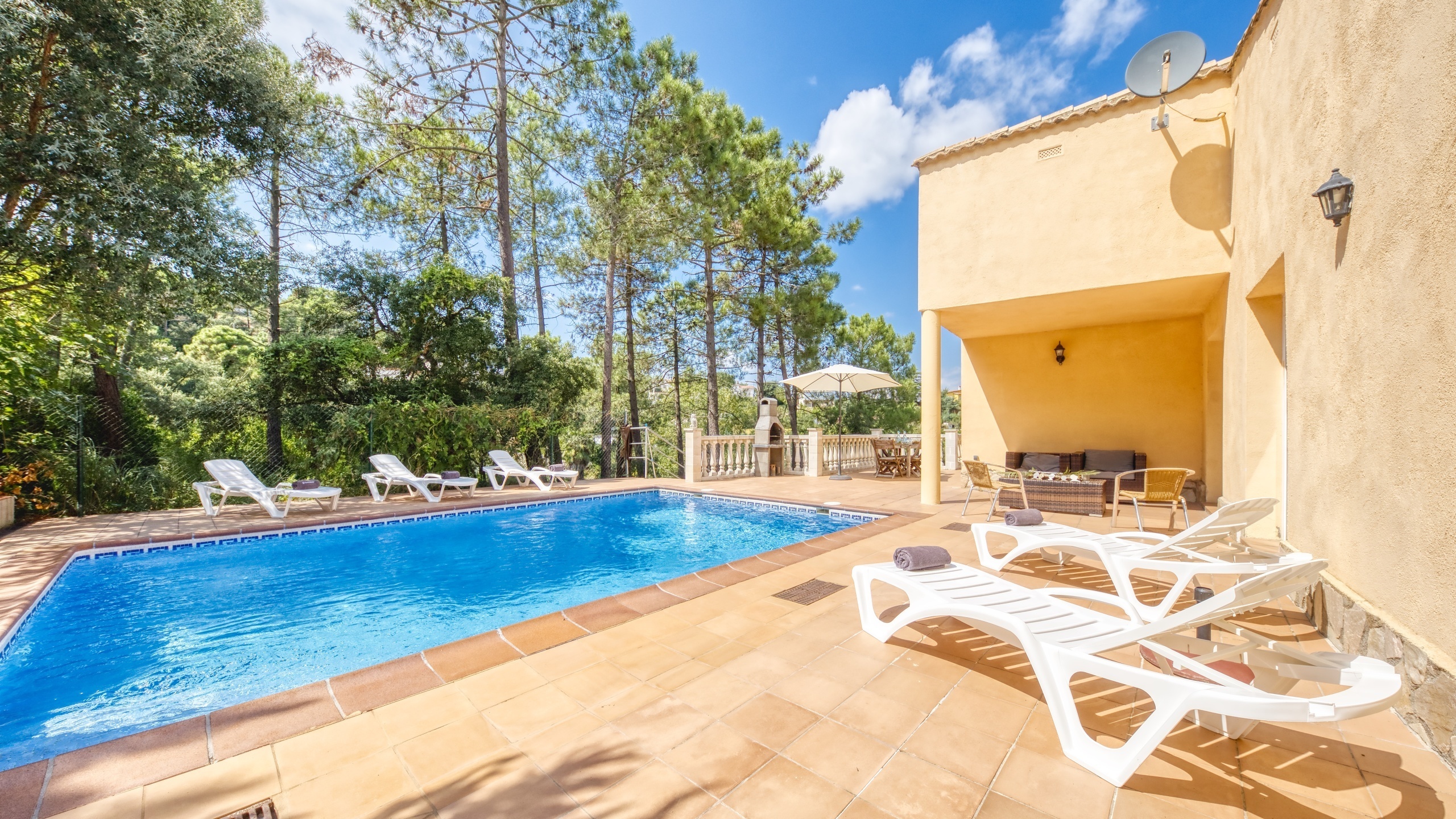 Ferienhäuser Costa Brava Spanien - Villa Esmee - Sonnenliegen