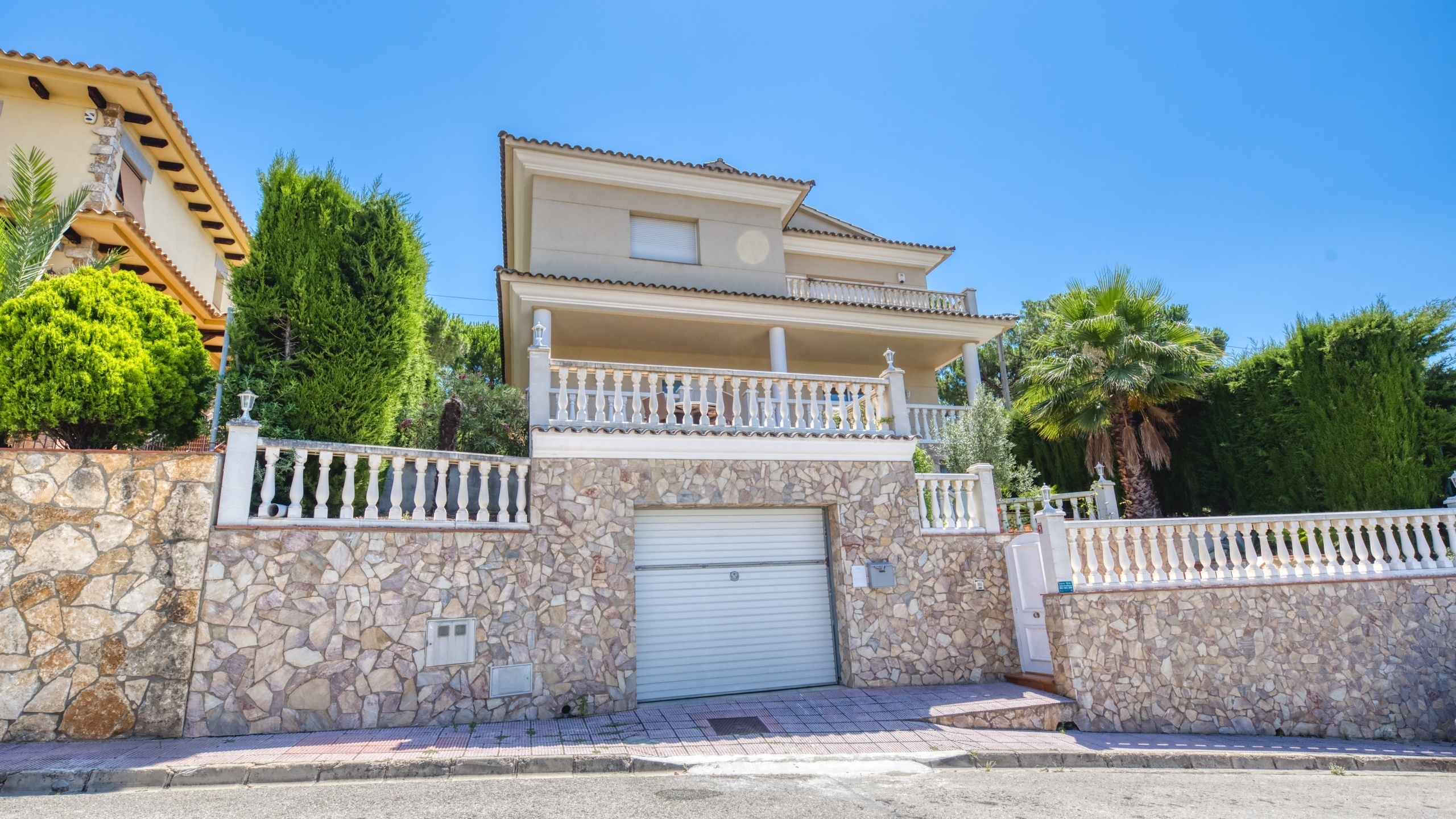 Ferienhäuser Costa Brava Spanien - Villa Lorena - Street View Ankunft in der Unterkunft