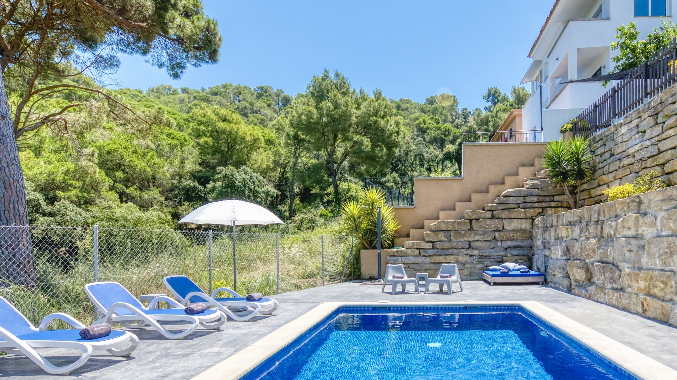Ferienhäuser Costa Brava Spanien - Villa Fransisca - Sonnenliegen