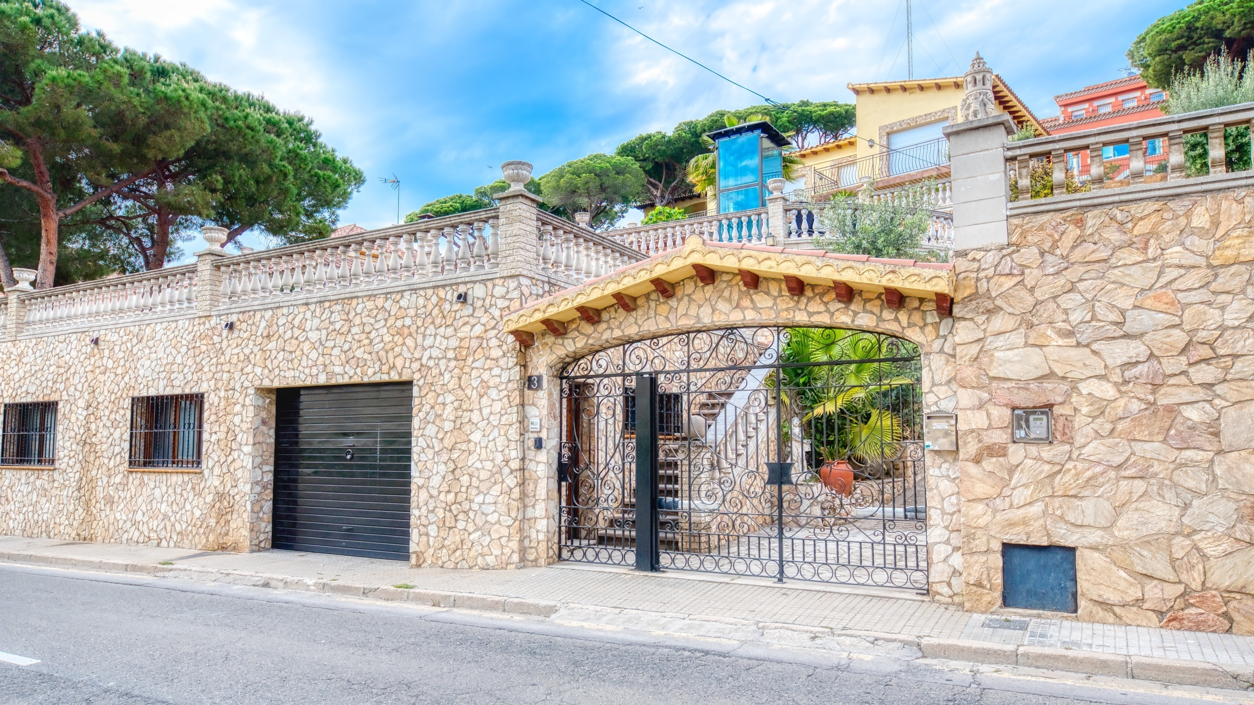 Ferienhäuser Costa Brava Spanien - Villa Dolce Vita - Street View Ankunft in der Unterkunft
