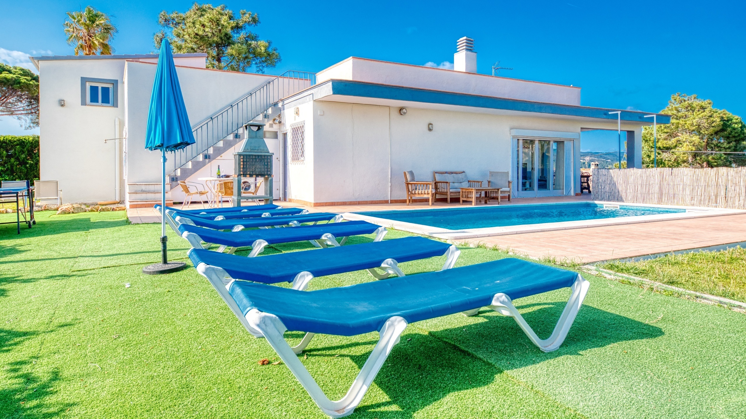 Ferienhäuser Costa Brava Spanien - Villa Yara - Sonnenliegen