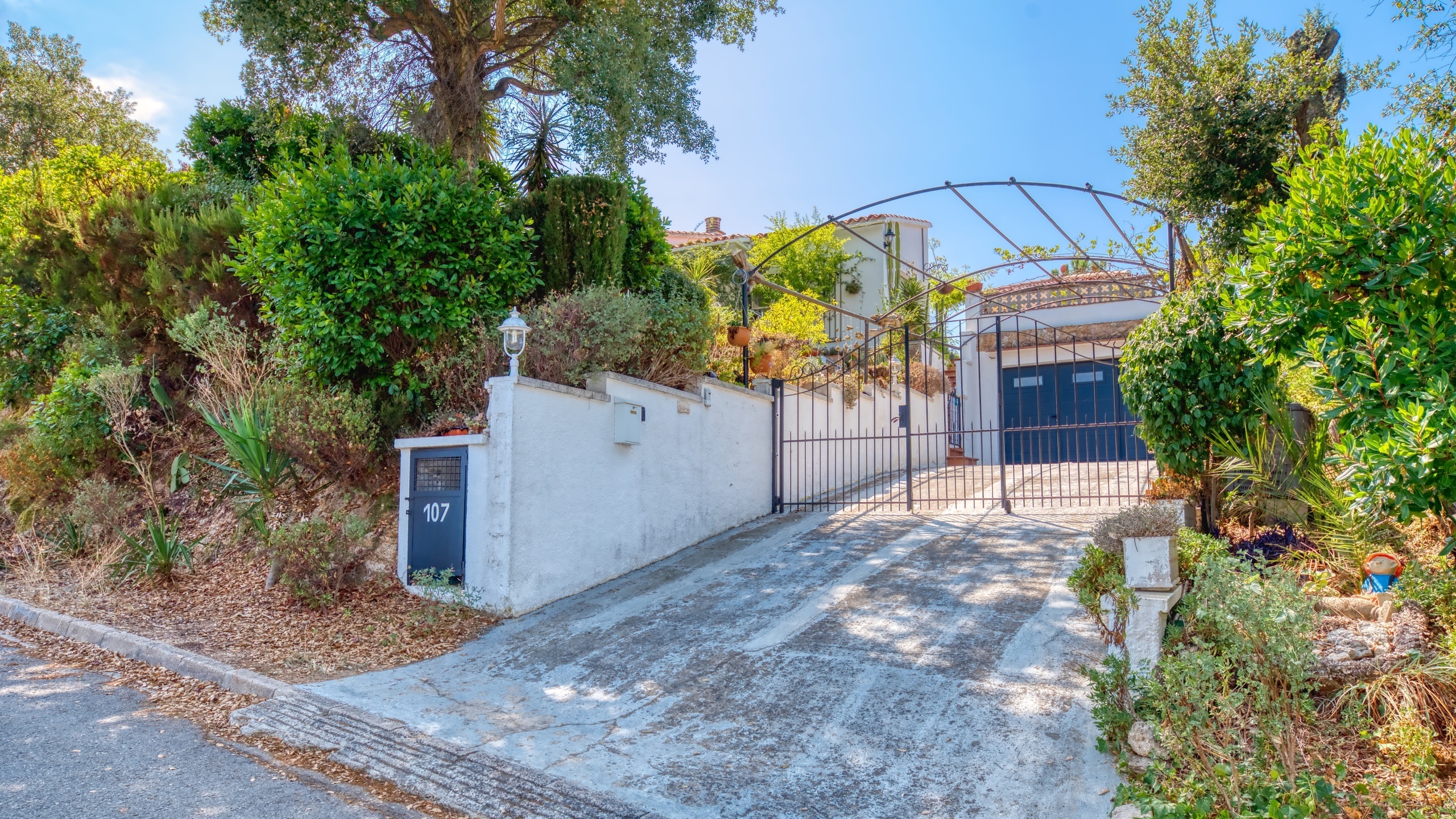 Ferienhäuser Costa Brava Spanien - Villa La Flor - Street View Ankunft in der Unterkunft