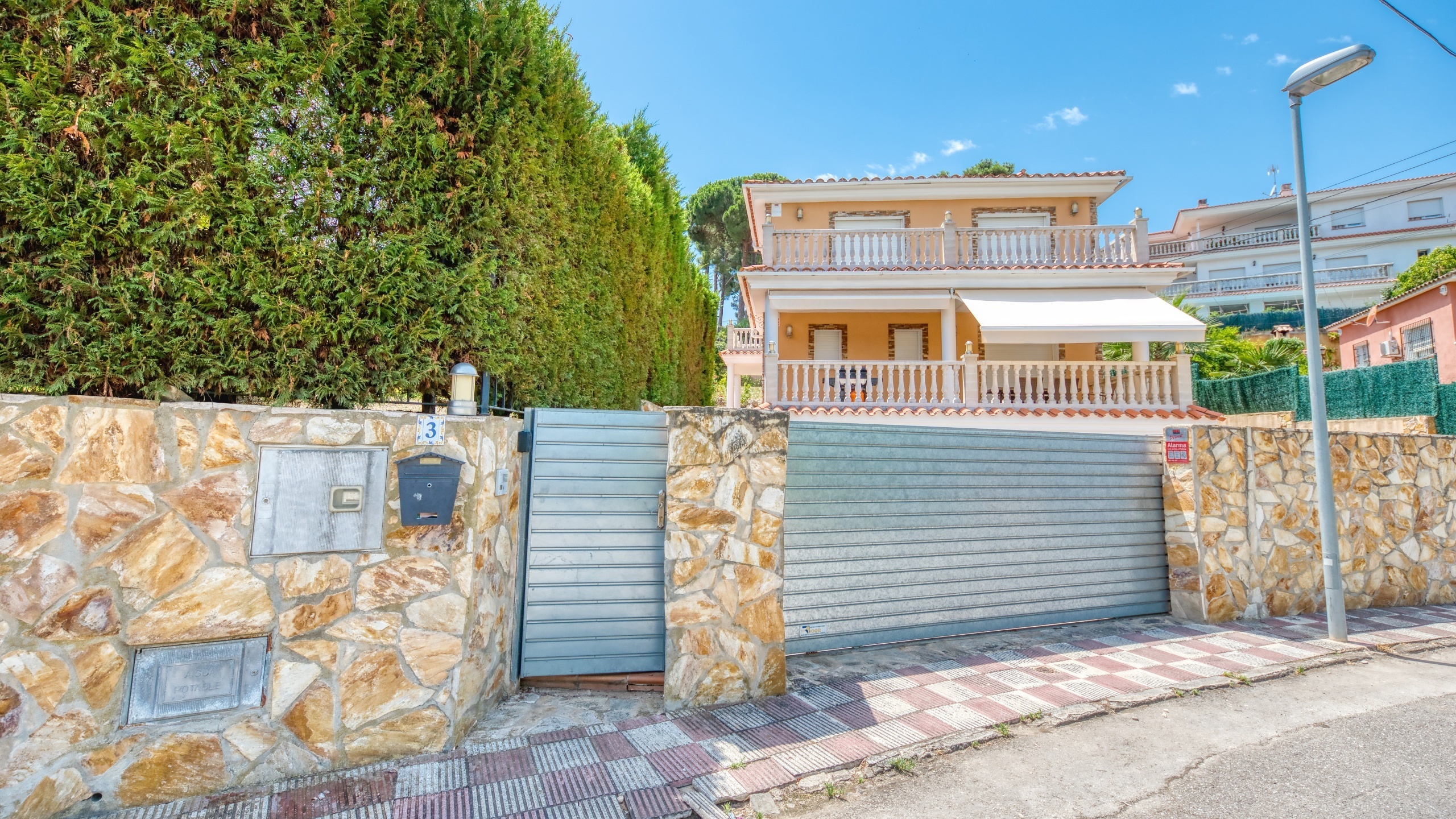 Ferienhäuser Costa Brava Spanien - Villa Primavera - Street View Ankunft in der Unterkunft