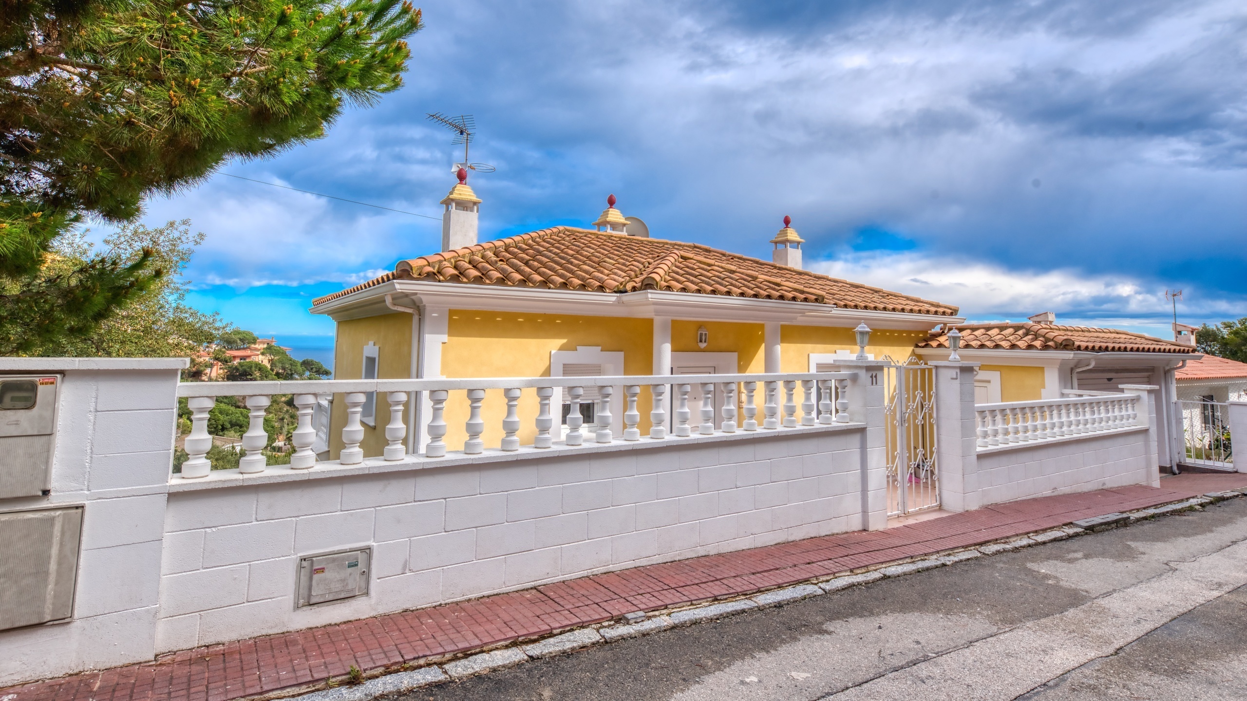 Ferienhäuser Costa Brava Spanien - Villa Sunrise - Street View Ankunft in der Unterkunft
