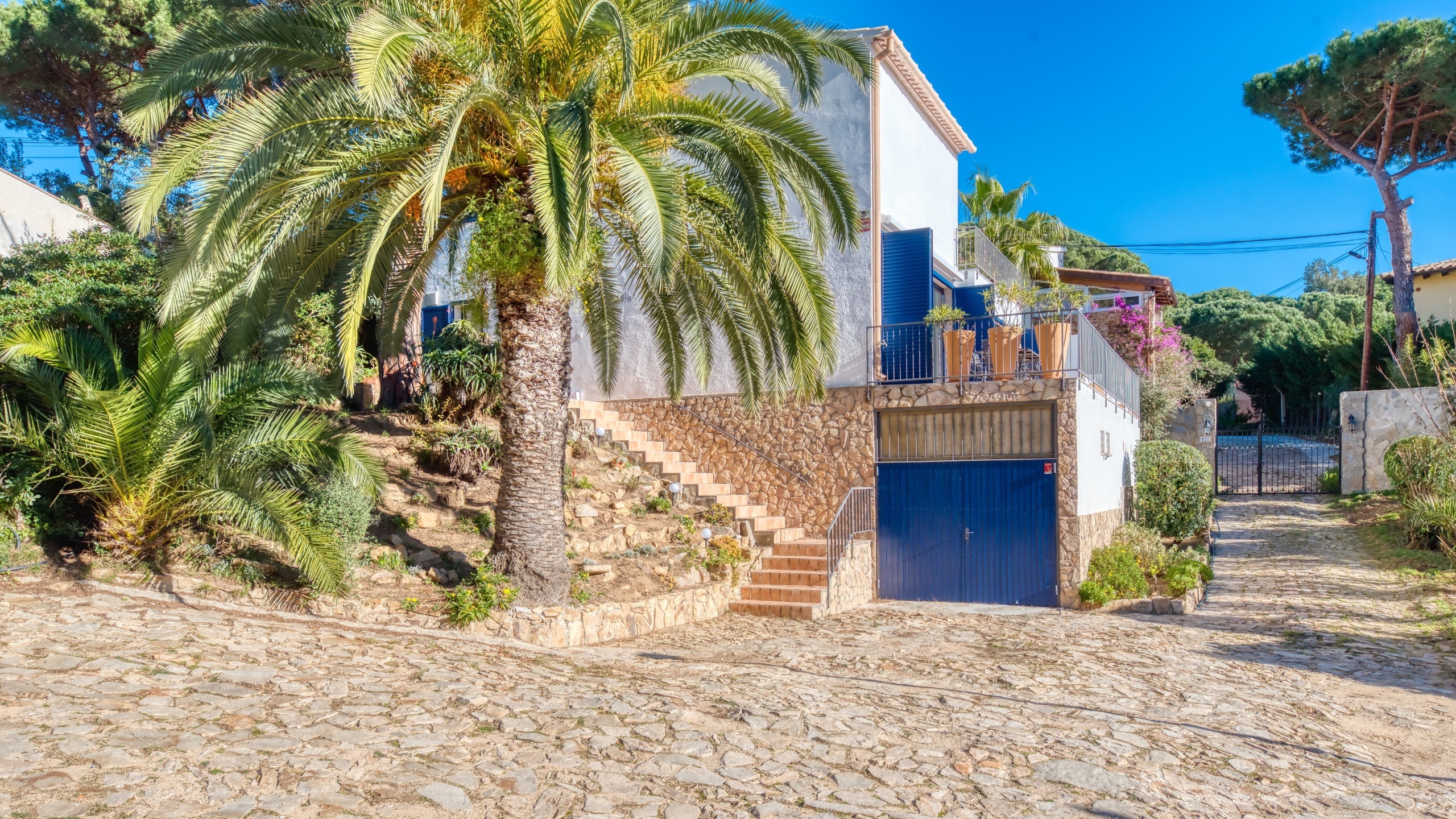 Ferienhäuser Costa Brava Spanien - Casa AdoRa - Street View Ankunft in der Unterkunft