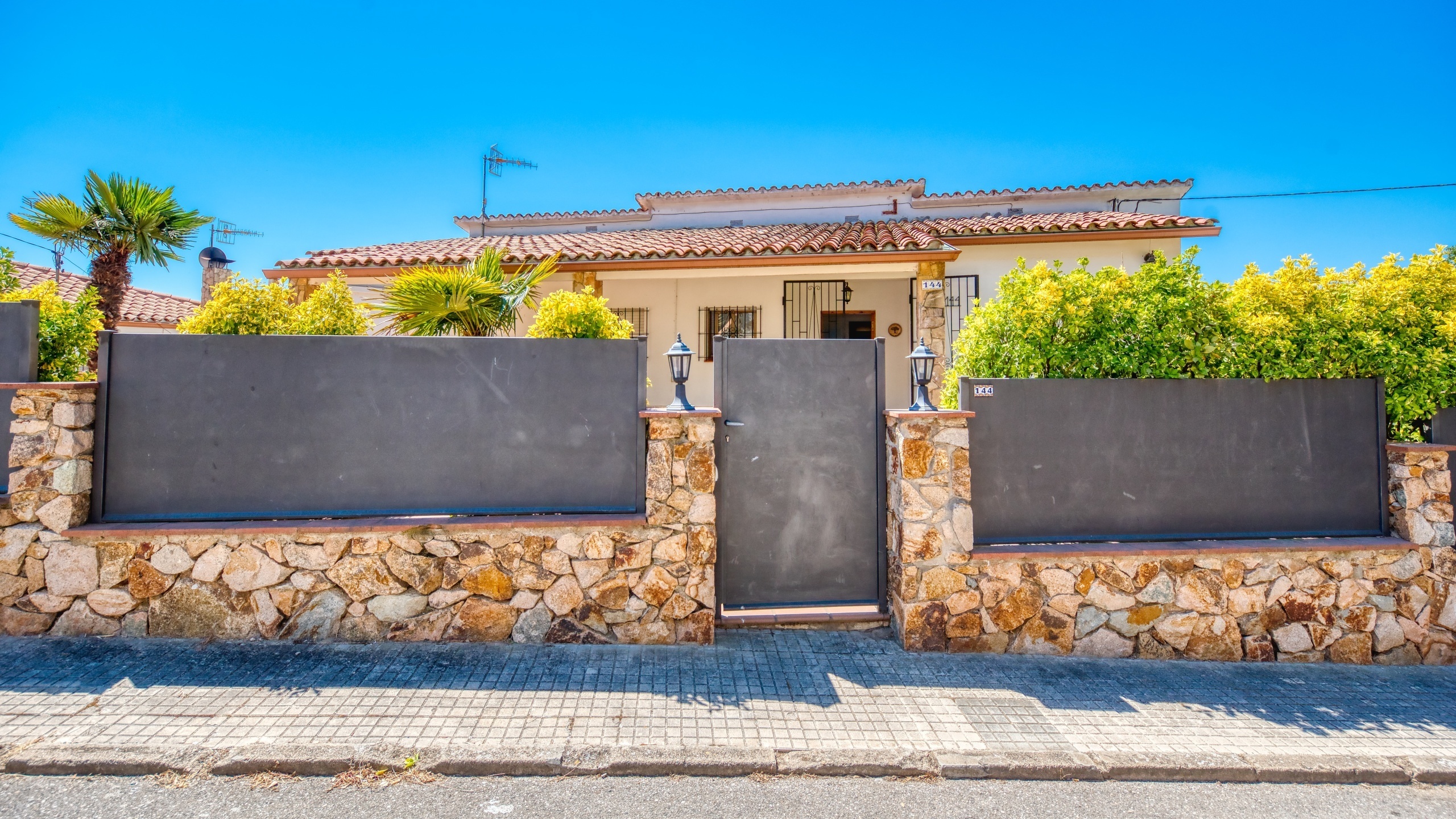 Ferienhäuser Costa Brava Spanien - Villa Montse - Street View Ankunft in der Unterkunft