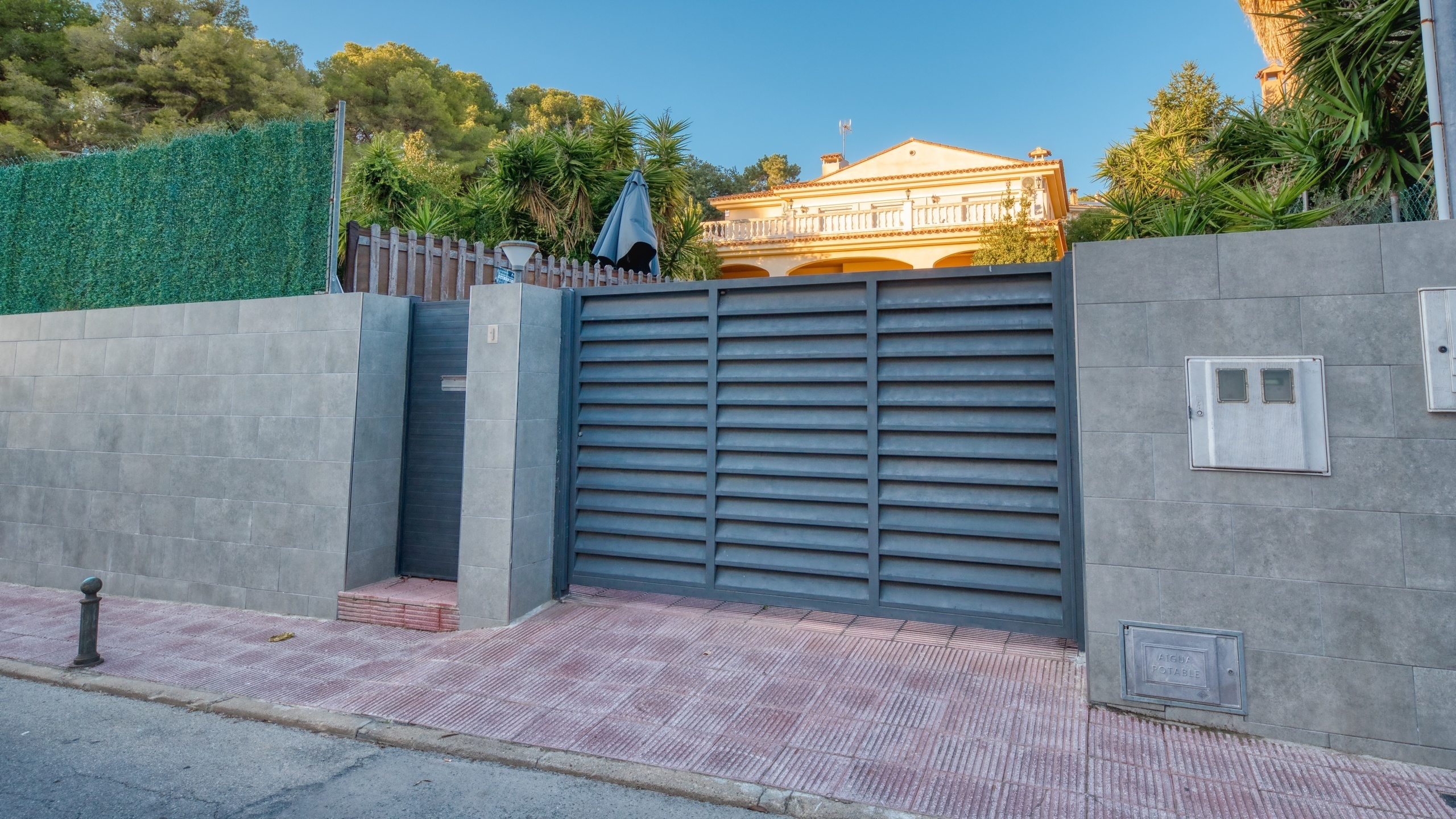 Ferienhäuser Costa Brava Spanien - Villa Summertime - Street View Ankunft in der Unterkunft